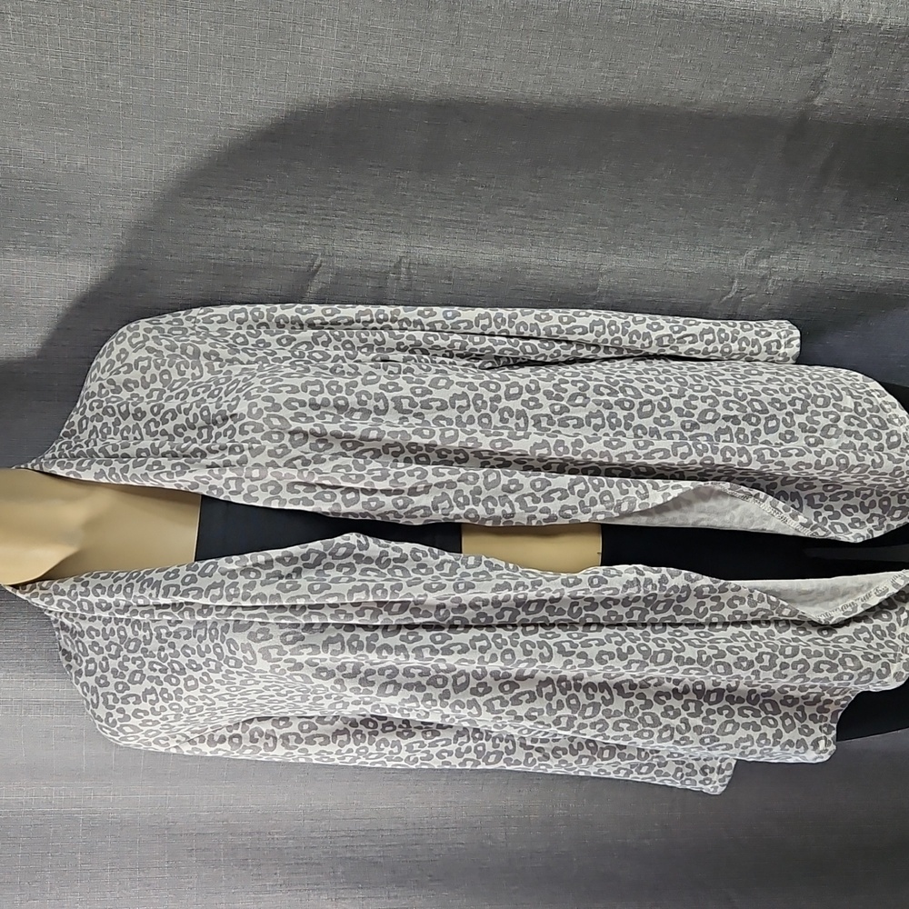 WANDERING DREAMS LOUNGE WEAR,KNIT ROBE CUDDLY SOFT SIZE LGE LEOPARD CARDIGAN